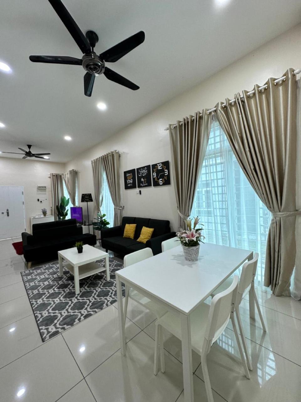 Rumahku Homestay, Taman Jasin Perdana ภายนอก รูปภาพ